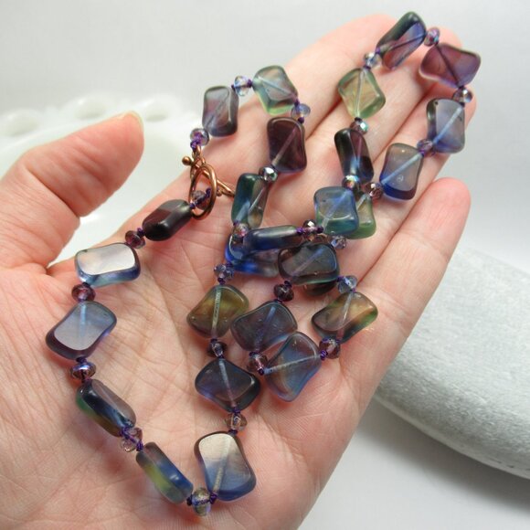 Uranium glass bead Necklace - Picture 2 of 9